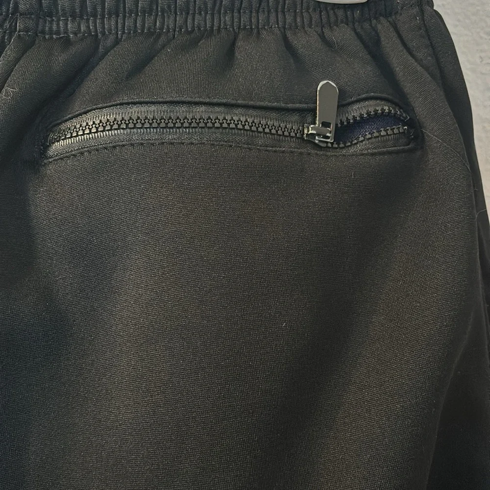 Slazenger black sweatpants size is listed fit like a medium